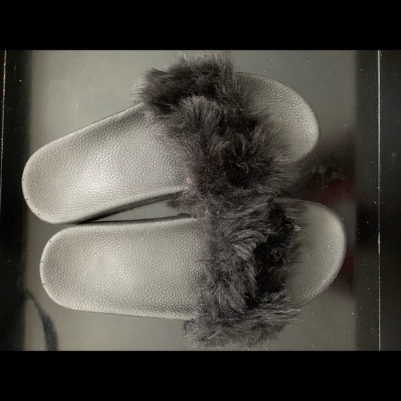 Shoes - Black fur slides